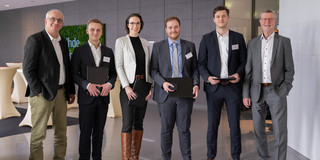 Das Foto zeigt die vier Preisträger*innen des Hans-Uhde-Preises mit Michael Höllermann, CEO der thyssenkrupp Uhde GmbH, und Prof. Jörg Thiem, Prorektor für Forschung und Transfer an der FH Dortmund.