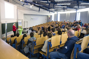 Schülerstudierende nehmen am Eröffnungsvortrag der SchülerUni 2019/20, vonFrau Prof. Melle, teil.