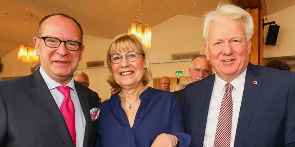 The rector of TU Dortmund University holds the City Ring she was awarded in front of the camera.