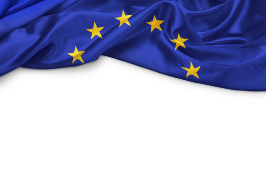 Die blaue EU-Flagge ist mit Sternen auf weißem Hintergrund.