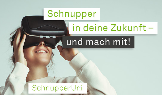 Eine Frau trägt eine VR-Brille und grinst. Sie trägt einen weißen Pullover.