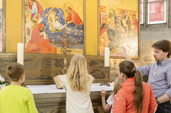 Kinder stehen am Altar in der Marienkirche in Dortmund