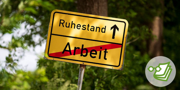 Es ist ein Straßenschild zu sehen, auf dem oben das Wort Ruhestand und unten das Wort Arbeit geschrieben steht. Neben dem Wort Ruhestand ist ein Pfeil zu sehen, der geradeaus zeigt. Das Wort Arbeit ist mit roter Farbe durchgestrichen.
