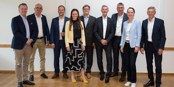 Gruppenfoto mit 9 Personen