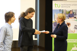 46_SchuelerUni_7807 Übergabe erworbener Zertifikate durch die Prorektorin Studium Frau Prof. Dr. Wiebke Möhring im Rahmen der Eröffnungsveranstaltung der SchülerUni für das Wintersemester 2024/2025.