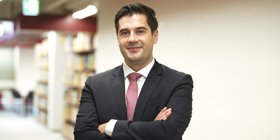Dr. Burim Ramosaj Porträt eines Mannes im Anzug