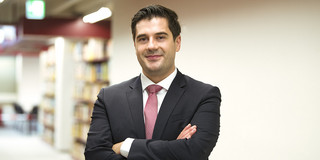Dr. Burim Ramosaj Porträt eines Mannes im Anzug