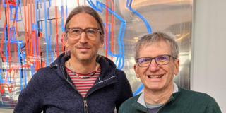 Foto: Prof. Eike Kiltz und Prof. Christoph Paar lächeln in die Kamera.