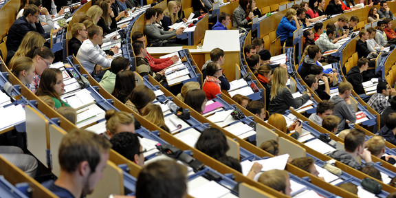 Blick von hinten in einen Hörsaal voller Studierender