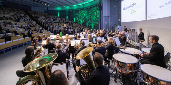 Das Sinfonische Blasorchester wärend eines Auftrittes von hinten fotografiert.