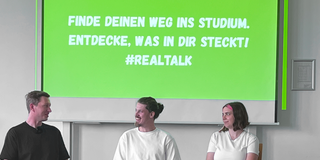 Der Moderator und zwei Studierende im Talk