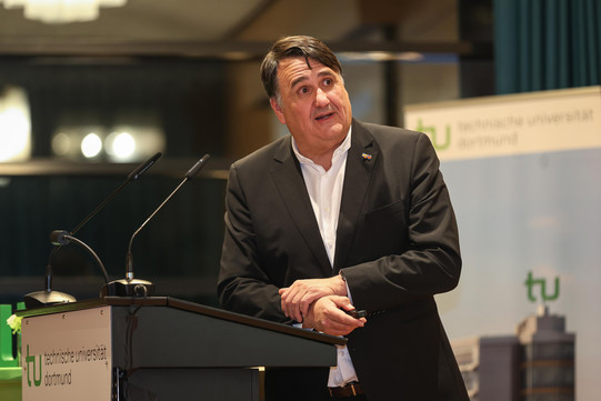 Foto: Vortrag am Pult beim Gambrinus-Forum.