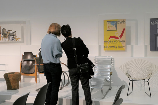 Zwei Personen, die gemeinsam eine Kunstinstallation betrachten.