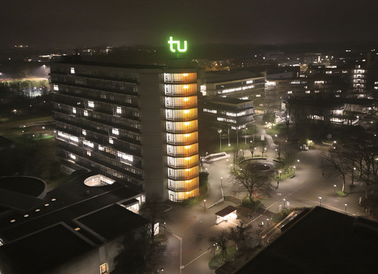 Treppenhaus des Mathetowers orange beleuchtet