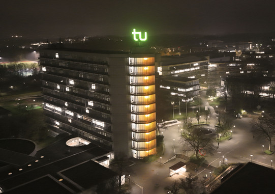 Mathetower_orange Treppenhaus des Mathetowers orange beleuchtet