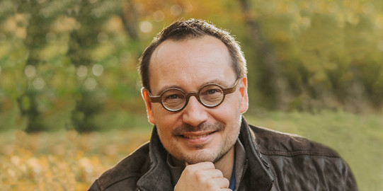 Prof. Christian Janiesch Ein Porträtbild von einem Mann im Grünen, der Mann ist Prof. Christian Janiesch.