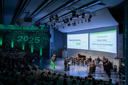 Photo: The TU Dortmund University Big Band “Groove m.b.H.” plays a concert in the Audimax.