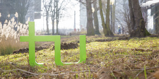TU-Logo steht auf dem Campus