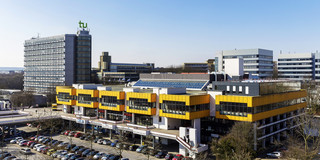 Das Bild zeigt in einem Panorama mehrere Gebäude des Campus Nord der TU Dortmund