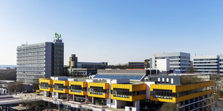 Das Bild zeigt in einem Panorama mehrere Gebäude des Campus Nord der TU Dortmund