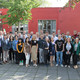 Gruppenfoto vor einem roten Gebäude