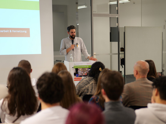 Professor El-Mafaalani spricht zum Publikum