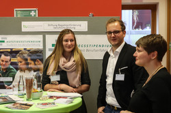 Stipendienberatung am Stand der Stiftung Begabtenförderung berufliche Bildung