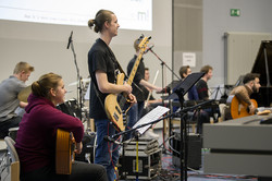 Eine Band mit Gitarre, Flöte, Schlagzeug und Klavier.