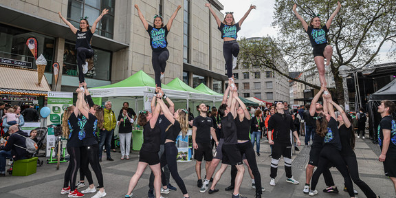 Cheerleader TU Dortbunt Cheerleaderformation auf dem Fest Dortbunt in der Innenstadt Dortmund