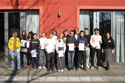 Ein Gruppenfoto von den Teilnehmern der Schüleruni mit ihren Zertifikaten.