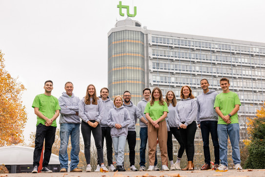 HSP-Team Eine Gruppe von Menschen steht vor dem Mathegebäude.