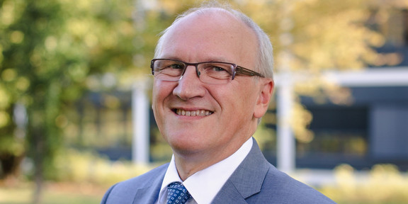 Porträtfoto von Prof. Dirk Biermann