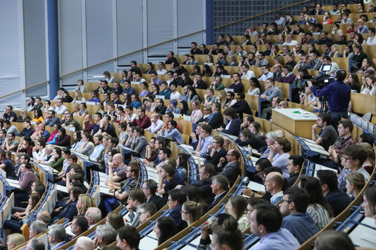 Fully occupied rows of seats in the Audimax lecture hall