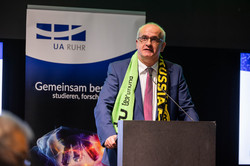 Prof. Manfred Bayer am Redepult