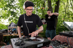 DJ-Pult Eine Person bedient ein DJ-Pult