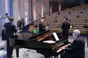 Klavierspieler und weitere Musiker im Audimax