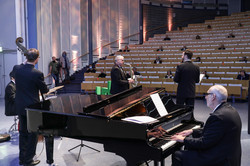Piano player and other musicians in the Audimax