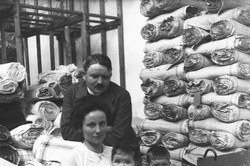 Mode.Land Familienporträt mit einer Frau, einem Mann und drei Kindern in einer Textilfabrik