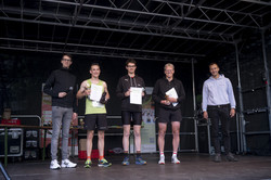36. Campuslauf der TU Dortmund Siegerehrung von Läufern auf einer Bühne