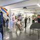 Foto: Ausstellungsraum im Dortmunder U. Auf dem Bild sieht man verschiedene Kunstwerke und Menschen, die sich die Ausstellung anschauen.