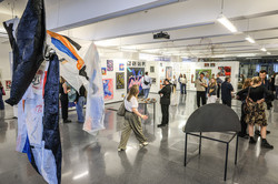 Foto: Ausstellungsraum im Dortmunder U. Auf dem Bild sieht man verschiedene Kunstwerke und Menschen, die sich die Ausstellung anschauen.