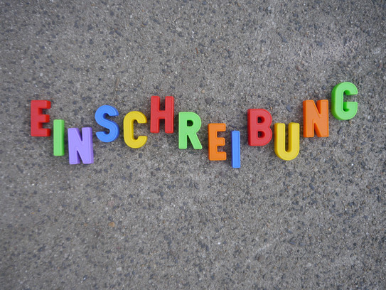 Einschreibung_Schriftzug_01 Schriftzug Einschreibung aus einzelnen Buchstaben auf Steinboden.