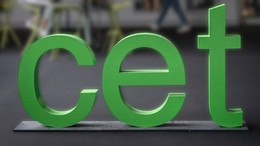 Oktober Drei grüne Buchstaben c e t stehen in einem Raum