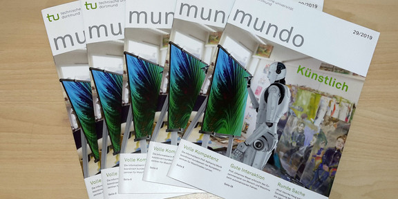 Mehrere Ausgaben der mundo.
