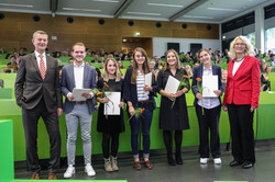 Gruppenfoto der Jahrgangsbesten mit Prorektorin Insa Melle und Guido Baranowski