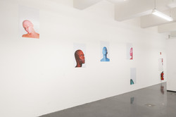 Fotofestival f² Das Bild zeigt eine Wand mit abstrakten Portraitfotos der Ausstellung im Dortmunder U.