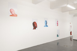 Das Bild zeigt eine Wand mit abstrakten Portraitfotos der Ausstellung im Dortmunder U.