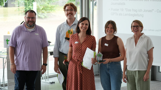 Gruppenfoto der drei Gewinner*innen, Prorektorin Studium Prof. Wiebke Möhring und Tobias R. Ortelt 