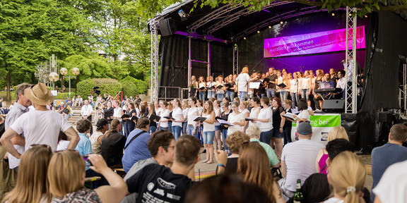 Besucher vor Konzertbühne beim Sommerfest