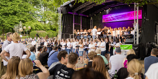Besucher vor Konzertbühne beim Sommerfest